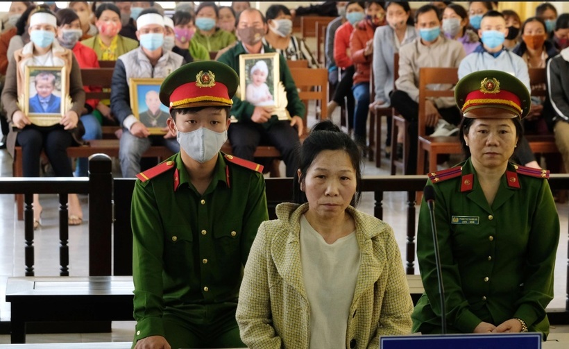 Bị cáo Nghiêm Thị Nhi tại phiên tòa. Ảnh: Tuổi trẻ.