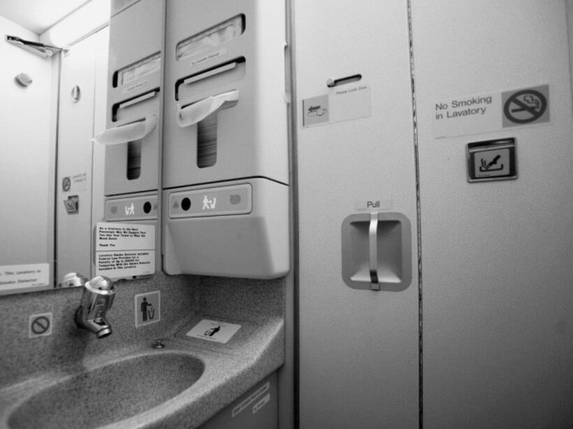 Luôn có gạt tàn phía bên trong cửa của nhà vệ sinh máy bay.