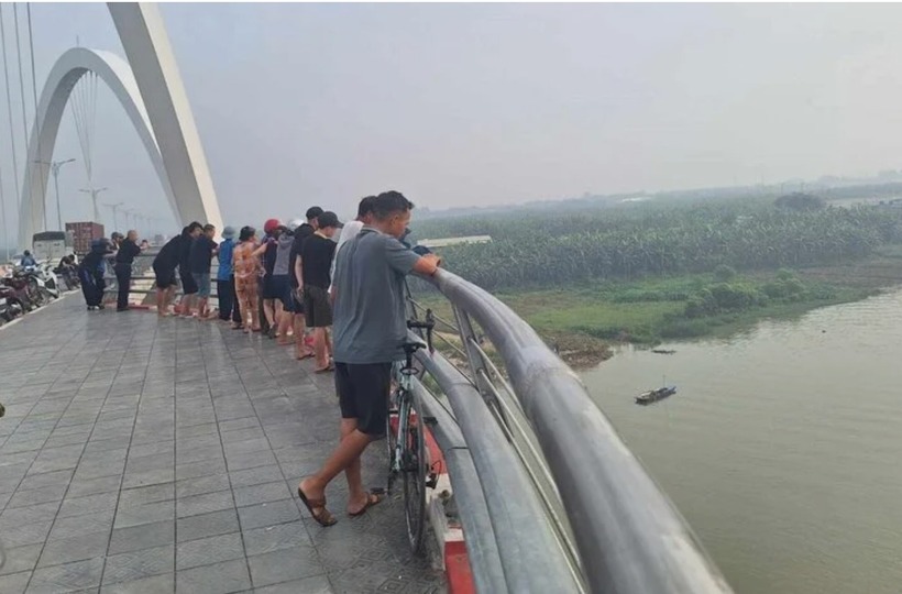 Người dân theo dõi vụ việc. Ảnh: Dân Trí