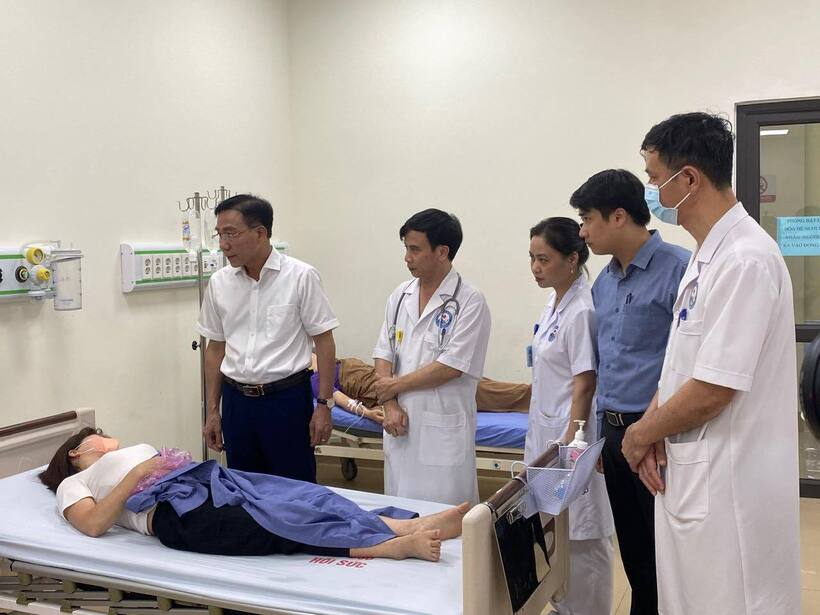 Công nhân có triệu chứng bị ngộ độc thực phẩm đang được điều trị ở Bệnh viện Hữu nghị Lạc Việt Vĩnh Yên.
