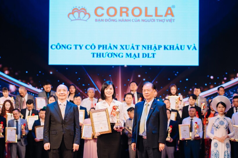 Đại diện công ty Duy Linh nhận giải thưởng vinh danh Top 10 thương hiệu quốc gia bền vững