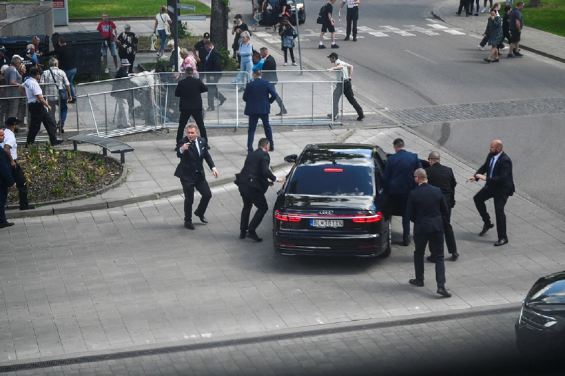 Khoảnh khắc Thủ tướng Slovakia Robert Fico bị bắn ngày 15/5. Ảnh: Reuters