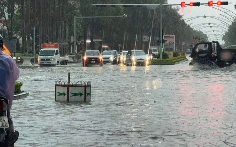 Ngã tư bưu điện TP.Thanh Hóa như biến thành sông