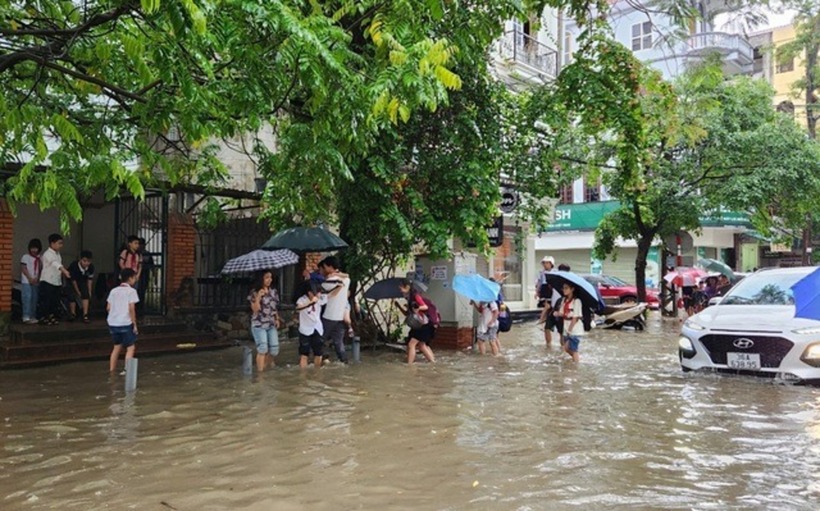 Đường Đinh Công Tráng ngập nước khiến học sinh tới trường gặp khó khăn