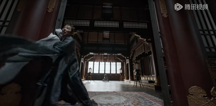 Khánh Đế hốt hoảng chạy ra ngoài khi nhận tin Phạm Nhàn đã qua đời.