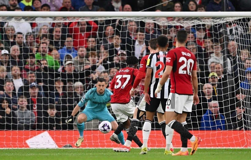 Mainoo dứt điểm trong vùng cấm, đưa Man Utd vượt lên dẫn trước. Ảnh: Getty Images
