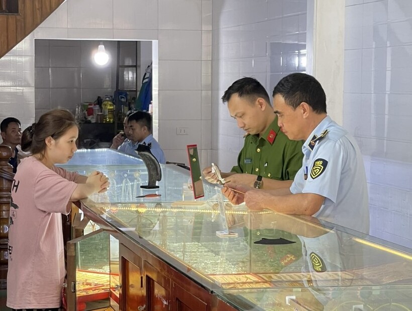 Đội QLTT số 11 kiểm tra hàng hóa tại doanh nghiệp.
