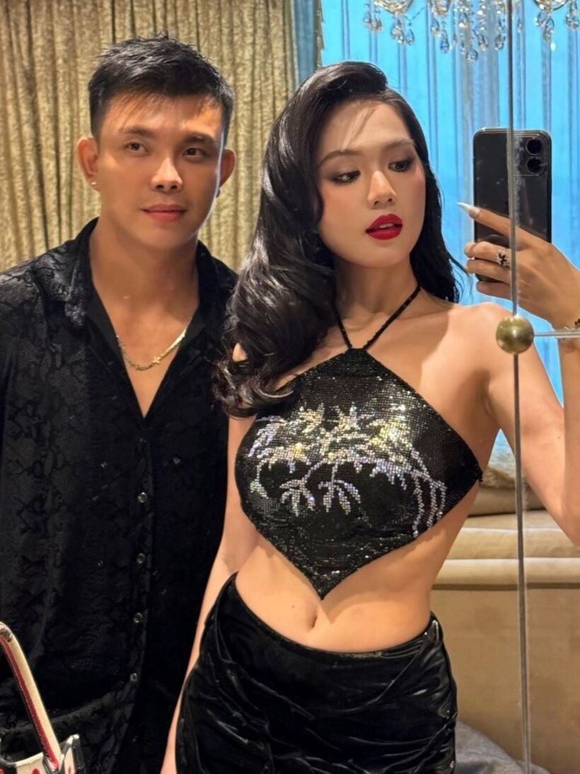 Ngọc Trinh ở hậu trường chụp hình poster cho một show diễn.