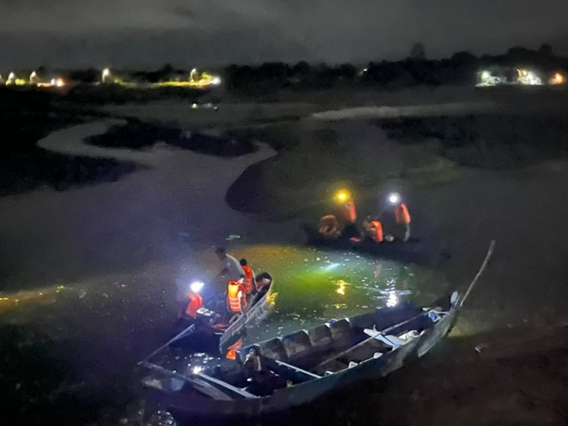 Lực lượng cứu hộ tìm kiếm nạn nhân trong vụ lật xuồng. Ảnh: Người lao động