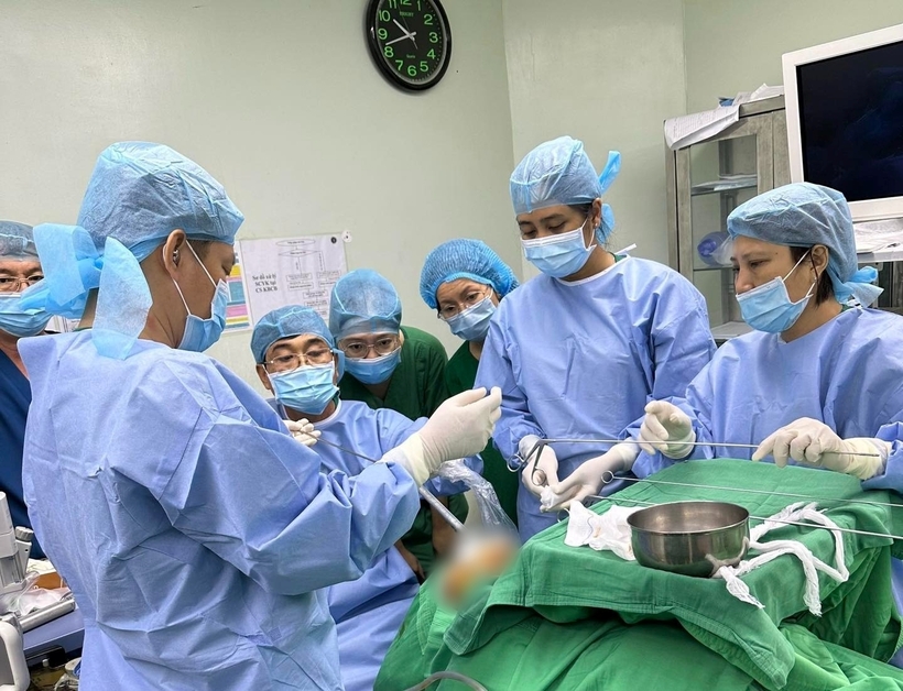 Các bác sĩ tiến hành nội soi lấy dị vật là xương gà nhiều ngạnh phức tạp cho bệnh nhân. Ảnh: TTXVN