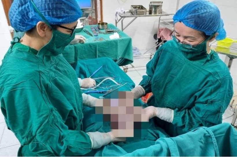 Sau gần 1 giờ phẫu thuật, khối u nang buồn trứng nặng hơn 2kg đã được loại bỏ. Ảnh: VTC News