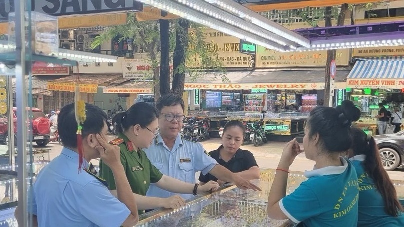 Lực lượng chức năng kiểm tra một cơ sở kinh doanh vàng ở TP.HCM. Ảnh: Giao thông