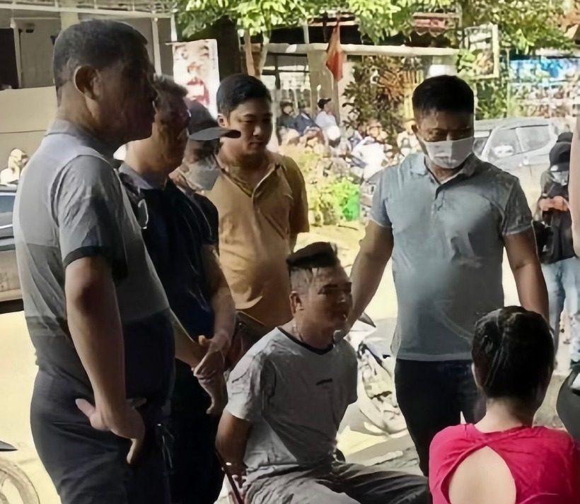 Nguyễn Quốc Quân (Quân “Idol”, ngồi) thời điểm bị công an bắt giữ. Ảnh: VietNamNet