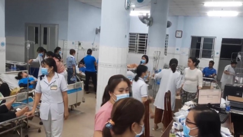 Công nhân đang được cấp cứu, điều trị tại Trung tâm Y tế Trảng Bom. Ảnh: CAND