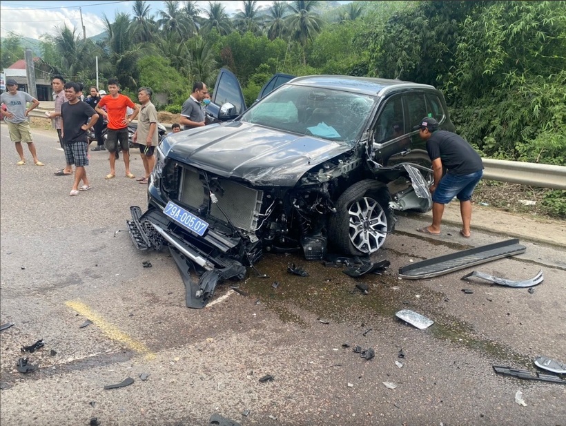 Hiện trạng xe biển xanh hư hỏng nặng sau vụ tai nạn. Ảnh: Thanh niên.