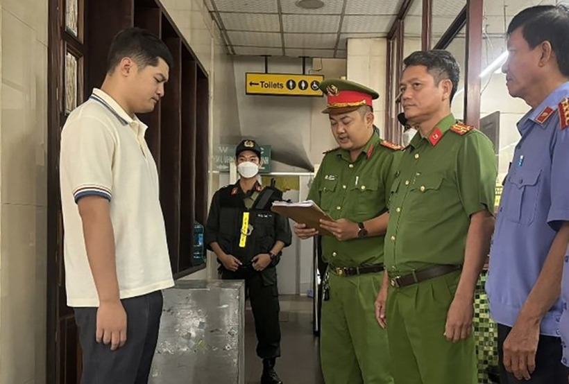 Công an đọc lệnh bắt và khám xét nơi ở của Phó giám đốc Thành Bưởi. Ảnh: VietNamNet