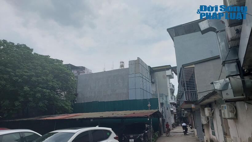Theo ghi nhận của PV, hiện tại công trình không có công nhân thi công.