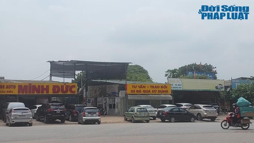 Hàng loạt Gara ô tô, bãi xe "mọc" lên dọc tuyến đường Trần Điền (phường Định Công, quận Hoàng Mai).