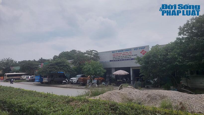 Xe máy, ô tô, biển bảng, trải dài từ vỉa hè xuống lòng đường, gây nguy hiểm cho người tham gia giao thông.