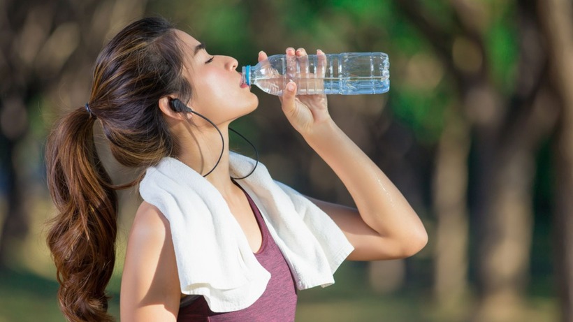 Nước đóng vai trò quan trọng trong quá trình sản xuất năng lượng của cơ thể.