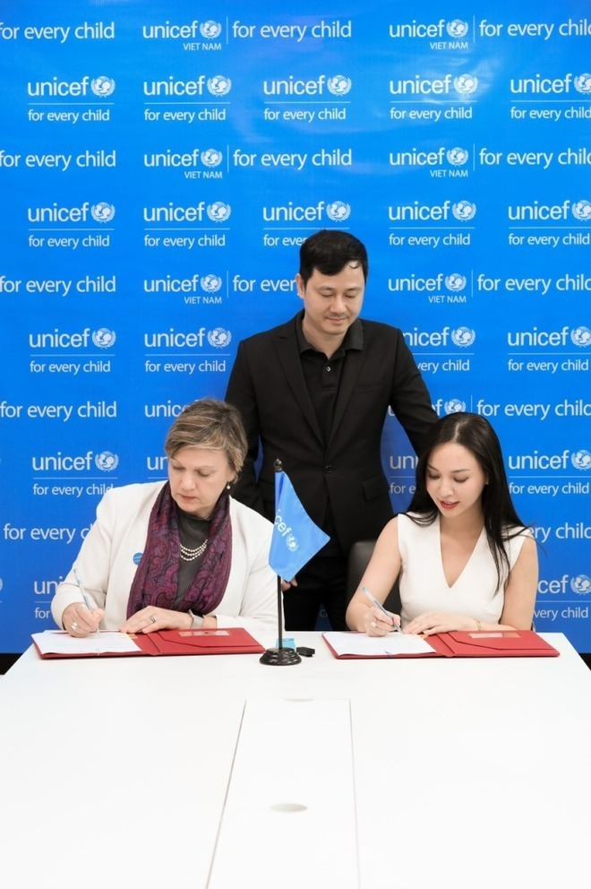 Hannah Olala và chồng trong buổi lễ ký kết với UNICEF Việt Nam. Ảnh: Phụ nữ mới