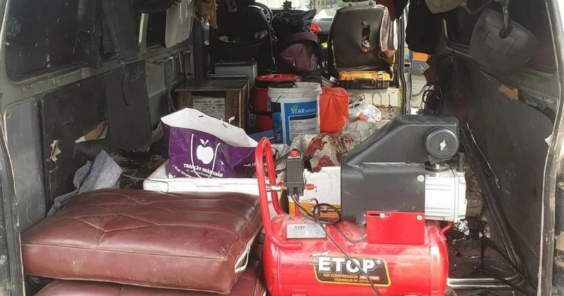 Tang vật bên trong chiếc xe khách đã cũ. (Ảnh: Công an TP.Ninh Bình)