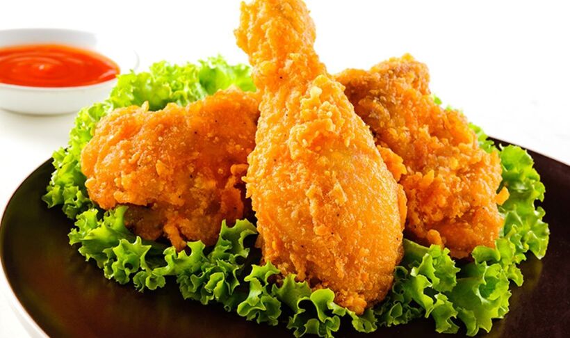 Gà rán là món ăn vặt được yêu thích bởi hương vị thơm ngon, giòn tan cùng lớp vỏ vàng ươm hấp dẫn