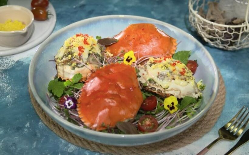 Cua đực thường nhiều thịt hơn cua cái, nhưng cua cái lại có gạch (son) béo ngậy hơn. Ảnh minh họa