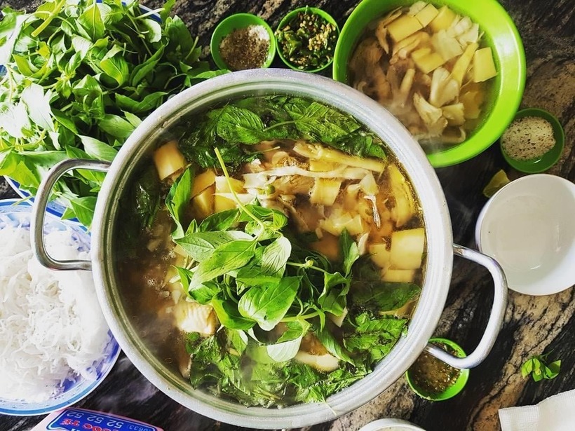 Lẩu gà lá é là món ăn ngon và dễ làm, thích hợp cho những buổi tụ tập bạn bè hay gia đình
