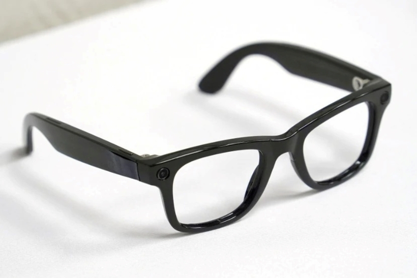 Hình ảnh chiếc kính thông minh có gắn camera. Ảnh:  KYODO NEWS