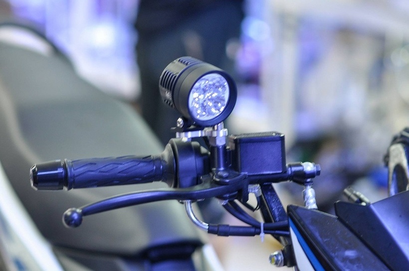 Theo quy định, việc tự lắp đèn trợ sáng cho xe máy hoặc ô tô là vi phạm và có thể bị phạt tiền.