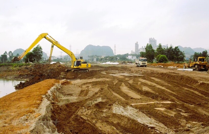 Đảm bảo vật liệu san lấp là điều kiện tiên quyết để hoàn thành tiến độ các dự án giao thông trọng điểm. Ảnh minh hoạ