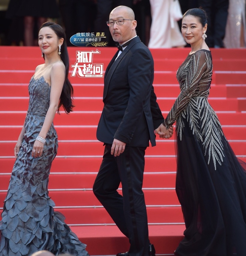 Từ trái sang: Đồng Lệ Á, đạo diễn Quản Hổ, Lương Tranh tạo dáng trên thảm đỏ LHP Cannes 2024. Ảnh: Dân Trí