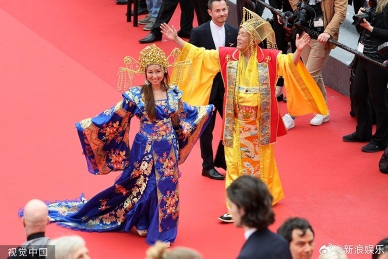 Khách mời vô danh mặc đồ gây chú ý ở thảm đỏ Cannes ngày 2. Ảnh: VietNamNet