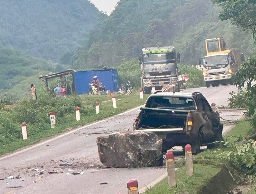 Đá lăn trúng xe bán tải ở Sơn La. Ảnh: VnExpress