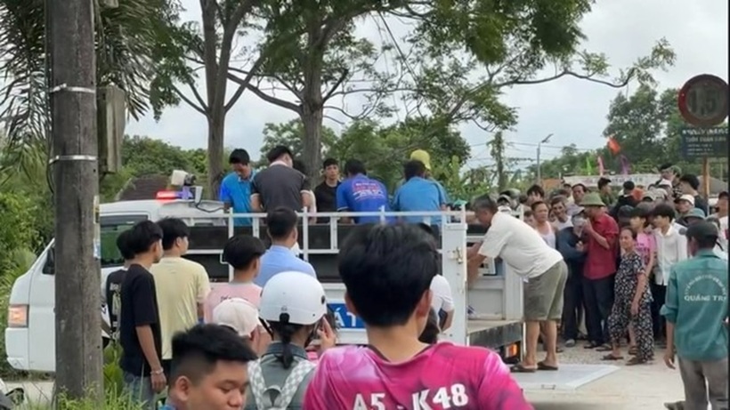 Thi thể nạn nhân được đưa về nhà. Ảnh: Thanh Niên