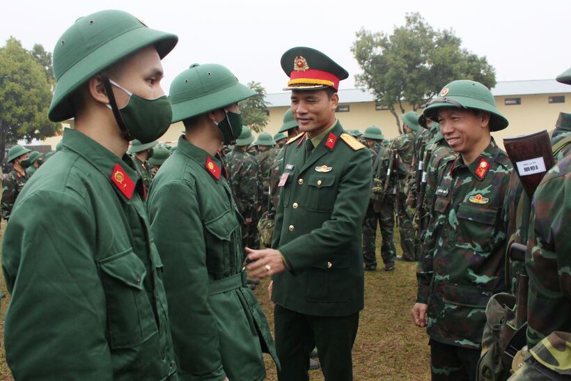 Đại tá Lê Xuân Thuân, Phó tham mưu trưởng Quân khu kiểm tra, động viên chiến sĩ mới của Lữ đoàn Thông tin 601. Ảnh: Cổng thông tin Chính phủ.