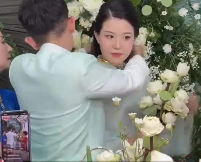 Hồng Duy giúp vợ đeo những món trang sức. Ảnh: Linh Nga Bridal