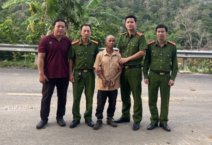 Công an huyện Mường Lát tiếp nhận đối tượng Sung Văn Gấu từ Công an tỉnh Hủa Phăn. Ảnh: Công an Thanh Hóa.