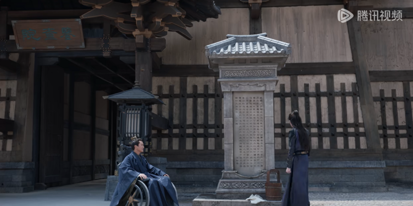 Phạm Nhàn lau sạch bia đá khắc tâm nguyện của mẹ mình.