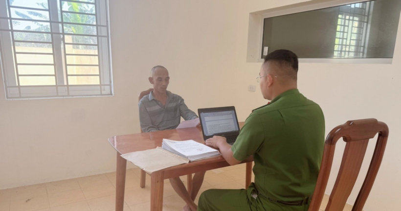 Cơ quan điều tra tống đạt các Quyết định tố tụng cho bị can Tô Văn Riểu. (Ảnh: Công an tỉnh Quảng Ninh)