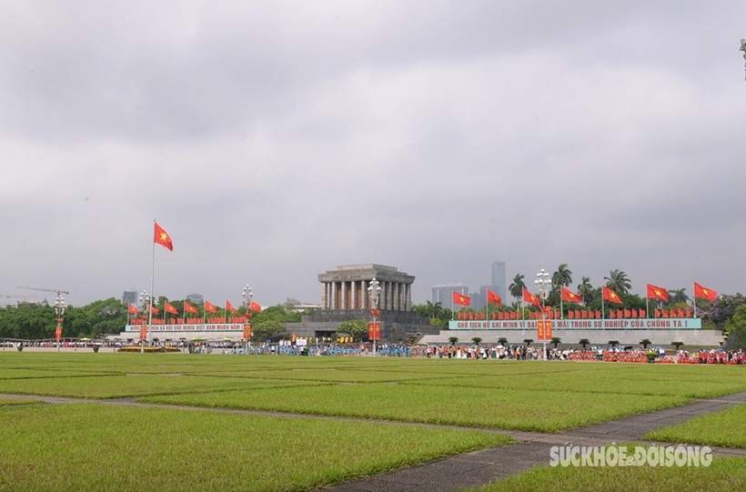 Sáng 18/5, hàng vạn người từ khắp mọi miền Tổ quốc đã đến viếng Lăng Bác nhân kỷ niệm 134 năm Ngày sinh Chủ tịch Hồ Chí Minh (19/5/1890 - 19/5/2024).