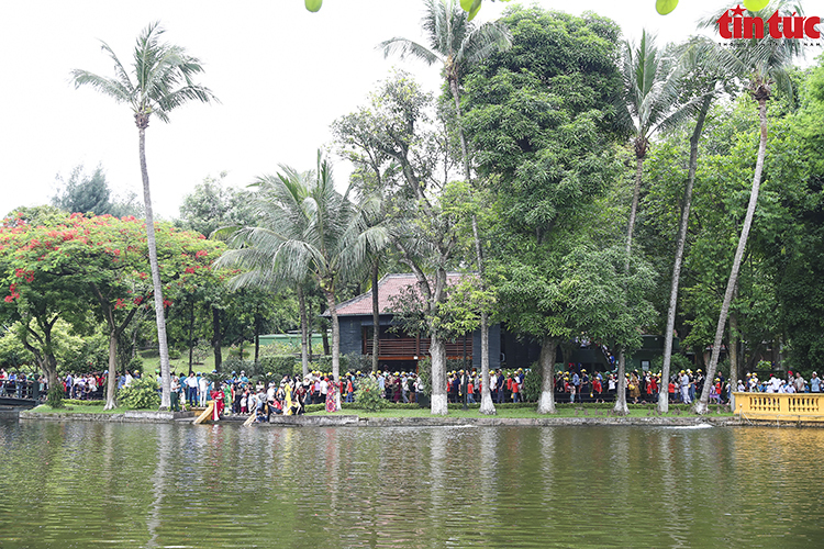 Sau khi vào Lăng viếng Chủ tịch Hồ Chí Minh, mọi người sẽ tiếp tục thăm quan Khu di tích Chủ tịch Hồ Chí Minh tại Phủ Chủ tịch.