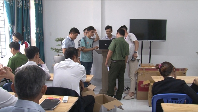Lực lượng khám xét căn phòng nhóm đối tượng tổ chức truyền đạo trái phép. Ảnh: NLĐ