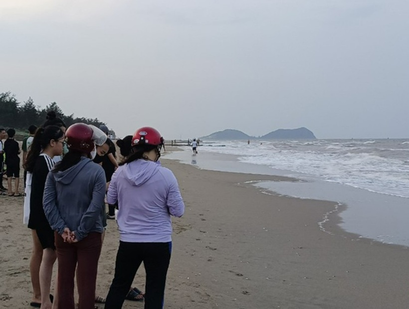 Người thân móng ngóng tin tức của 2 nam sinh mất tích. Ảnh: Báo Hà Tĩnh.