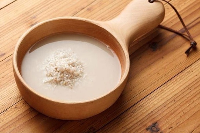 Ngâm gạo trước khi nấu giúp hạt gạo nở đều, mềm dẻo và ngon hơn. Ảnh minh họa