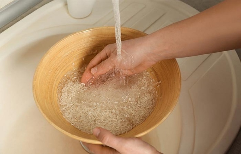 Để xác định lượng nước tiêu chuẩn, bạn hãy dùng ngón tay trỏ đặt vào phần nước. Mực nước cao hơn gạo khoảng một khớp ngón tay trỏ là được. Ảnh minh họa