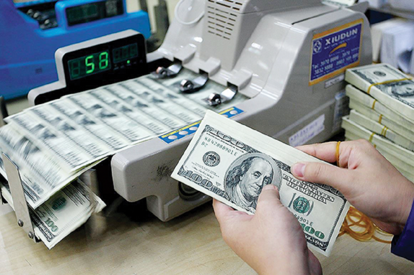 Gửi tiết kiệm ngân hàng bằng ngoại tệ USD hay VND sinh lợi tốt hơn?