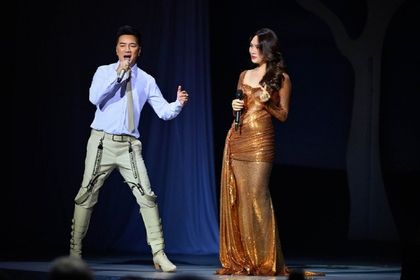 Trong live show Ngày em thắp sao trời ở Hà Nội, ca sĩ Đàm Vĩnh Hưng không còn đeo "huy hiệu lạ". Ảnh: Tuổi Trẻ