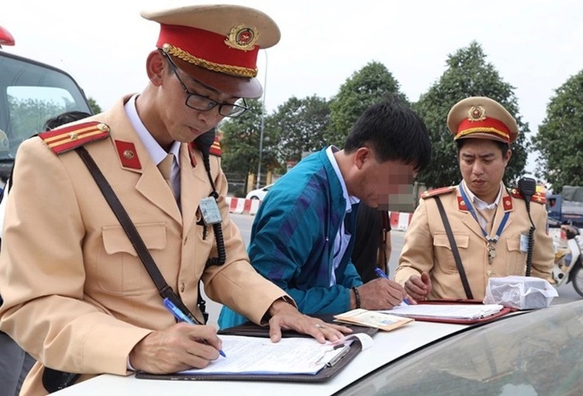 Tài xế bị tước giấy phép lái xe điều khiển phương tiện sẽ bị xử phạt nghiêm.
